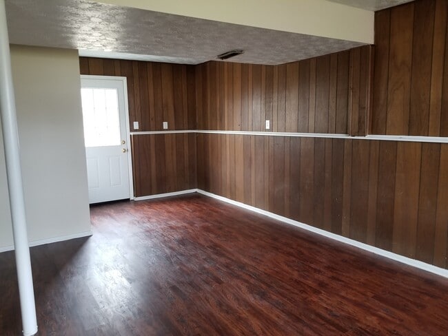 Building Photo - 3 Bedroom House