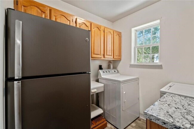 Building Photo - 213 Highgate Rd