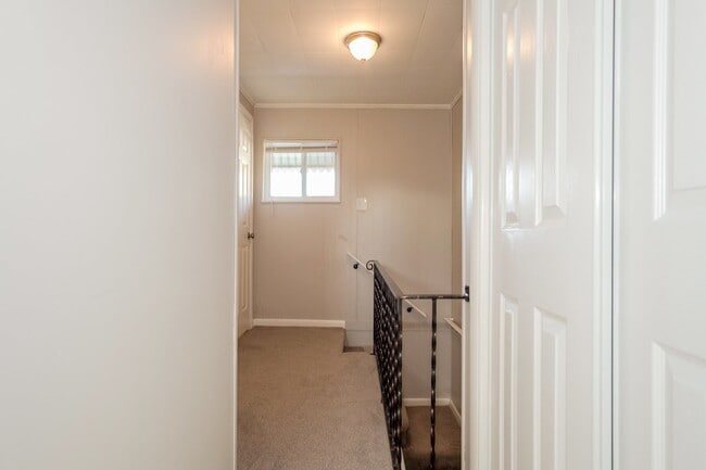 Building Photo - 1260 Summerlea Ave