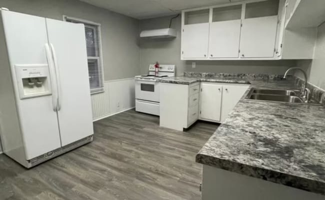 Building Photo - Spacious 4-Bed Home with 2-Car Garage & Backyard in the Heart of Onalaska!