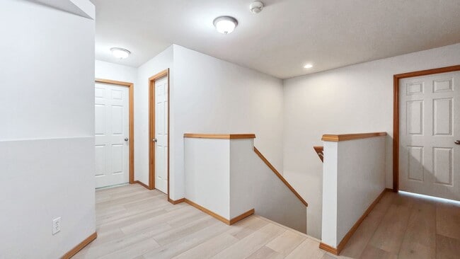 Building Photo - 5BR/3BA End Unit with Greenbelt View in Lynnwood
