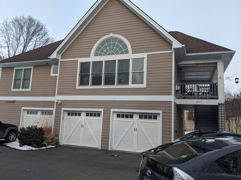 Off-Street Parking - 411 N Geneva St
