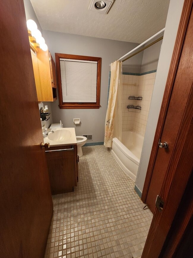 Building Photo - Beautiful 3 Bedroom 1 Bathroom Home