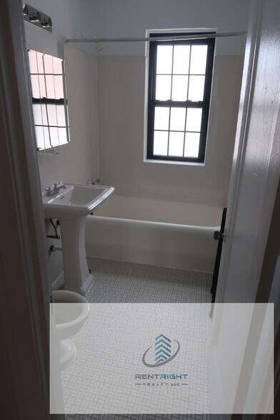 Building Photo - 426 W Briar Pl
