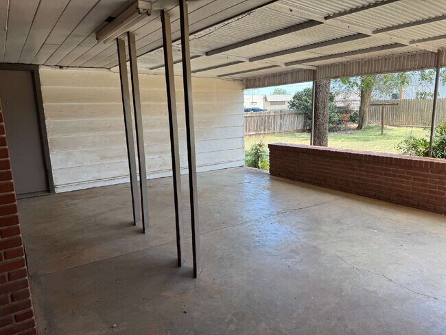 Building Photo - "Charming 2-Bed Home with Gleaming Hardwood Floors in Central Lubbock – 1274 Sq. Ft. of Cozy Livi...