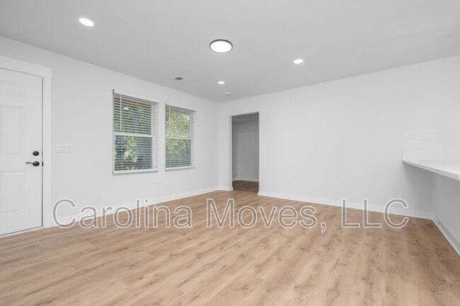 Building Photo - 10 Valley View Dr