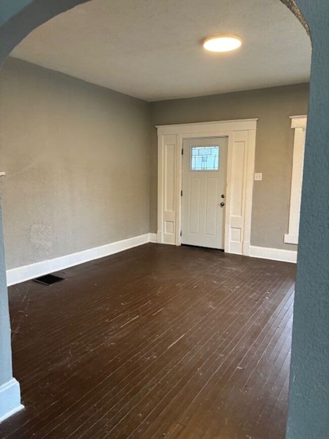 Building Photo - 4 bedroom House On Lasalle St!