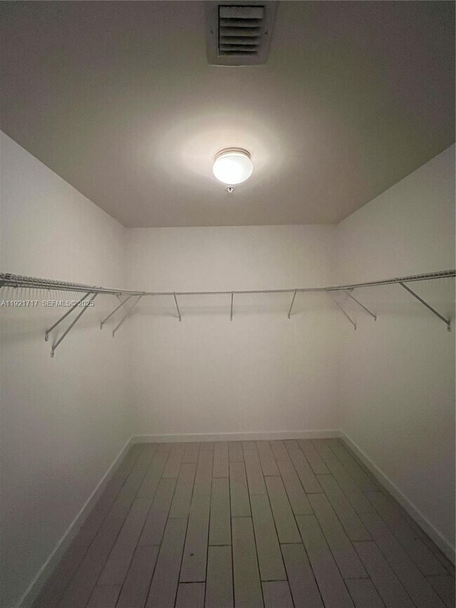 Building Photo - 999 SW 1st Ave