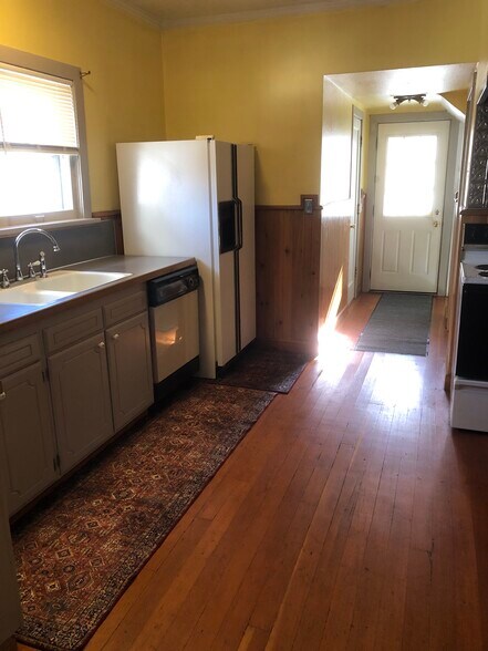 Kitchen - 207 S 16th Ave