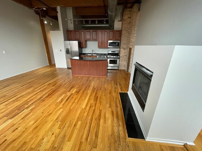 Living Area View 3 - 1500 W Monroe St