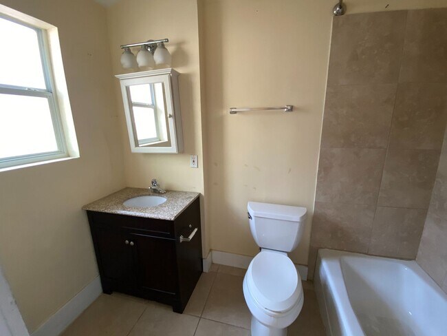 Building Photo - Charming & Updated 3 BR / 2 BA House Downtown & Walking Distance to the University of TX / Wood F...