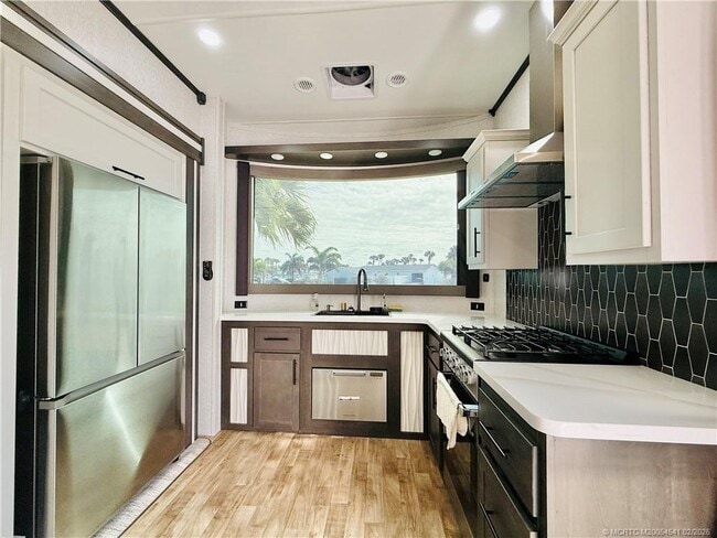 Building Photo - 10725 S Ocean Dr