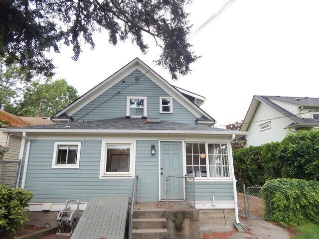 Building Photo - 2Bd/2Ba Two Story House - Available Soon!