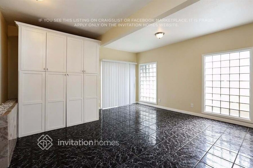 Building Photo - 3886 La Salle Ave