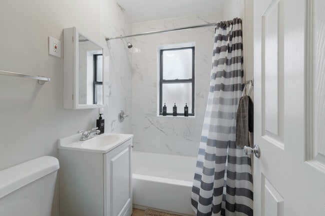 Building Photo - 6439 N Hamilton Ave