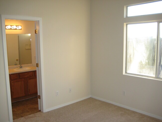 Building Photo - NW Albuquerque 3 Bedroom