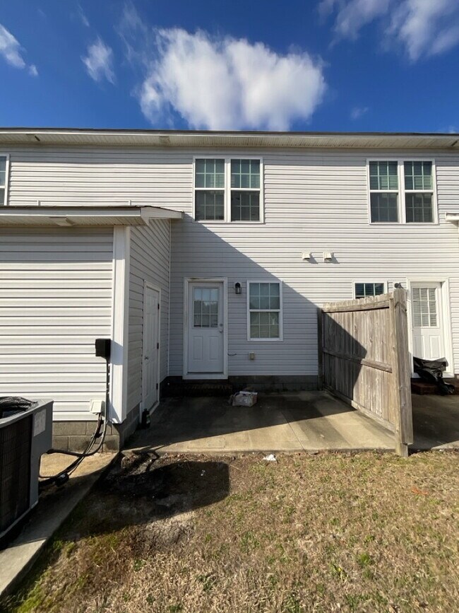 Building Photo - Charming 2 Bedroom Townhouse-643 Fowler Manning Rd. #19