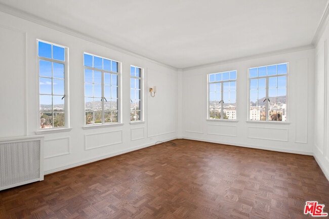 Building Photo - 450 N Rossmore Ave