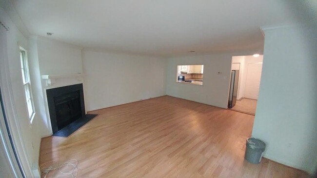 Building Photo - 2 BR / 2.5 BA Condo on Forest Hill. Pets C...