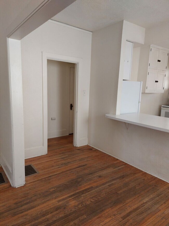 Building Photo - College Housing - 4 bedrooms