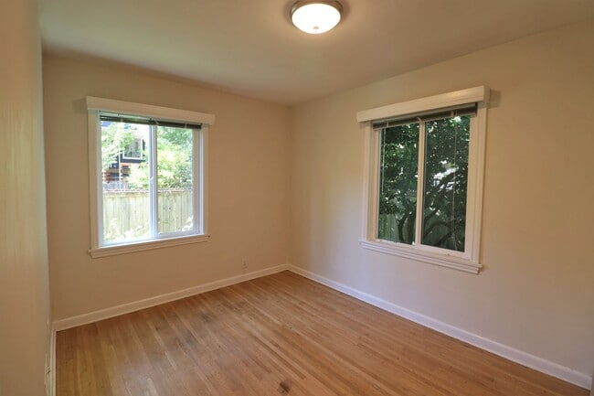 Building Photo - 2 Bedroom 1 Bathroom House in Wedgwood!