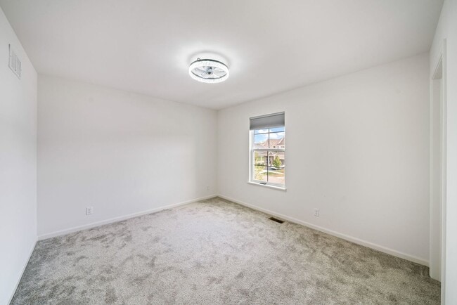 Building Photo - 356 S Pointe Ave