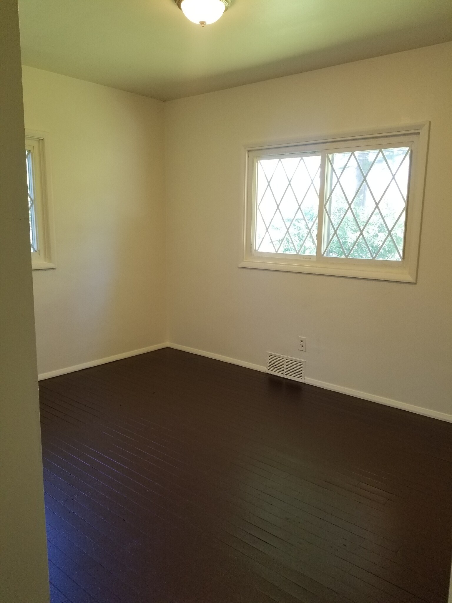 Building Photo - 3030 Green Acres Dr