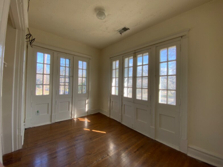 Building Photo - 6401 Alamo Ave