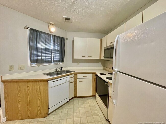 Building Photo - 6724 Willowbrook Dr