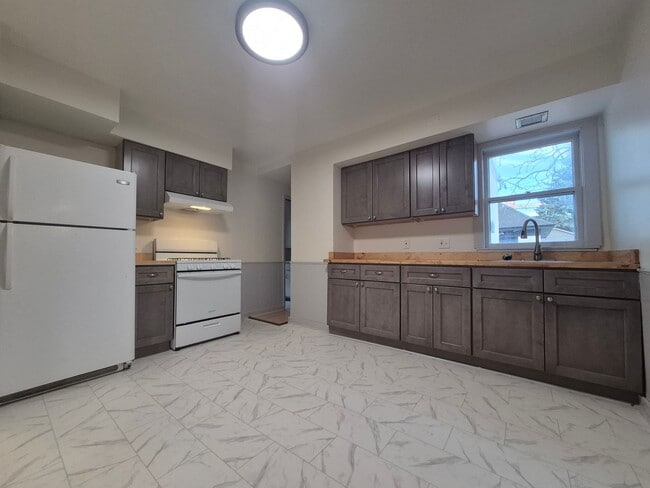 Building Photo - 416 Daly St