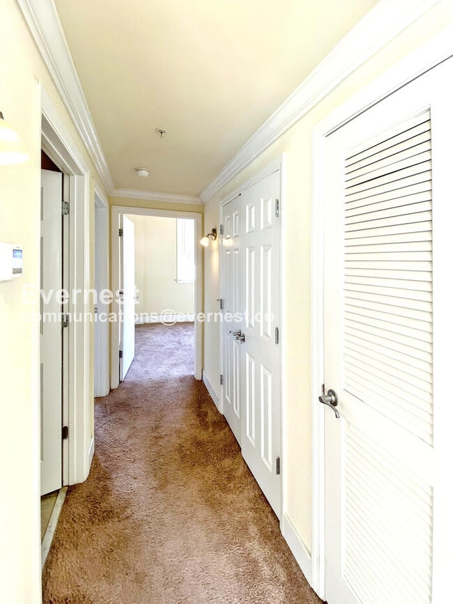 Building Photo - 525 E Grace St