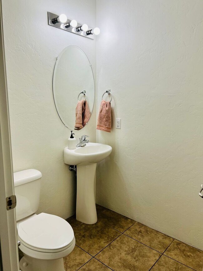 Building Photo - Furnished monthly rental home with all uti...