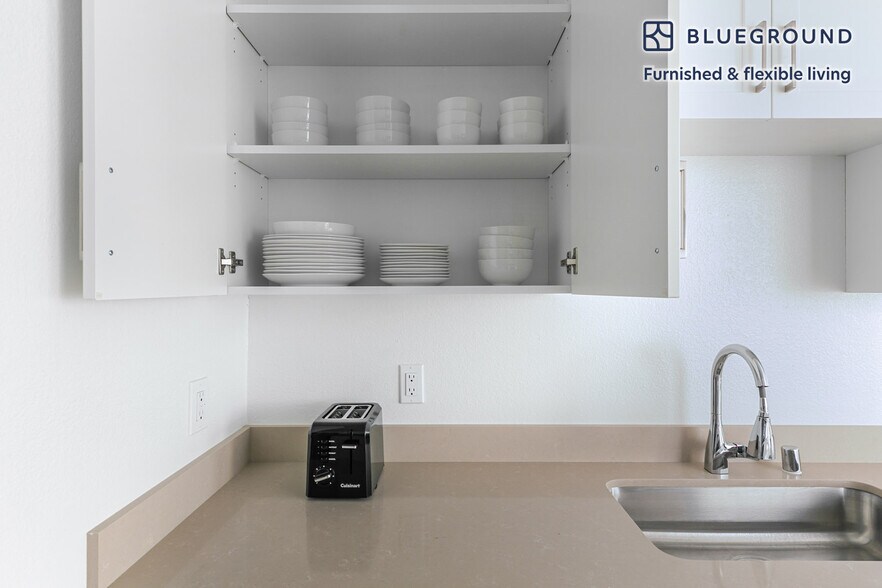 Building Photo - 1600 Villa St