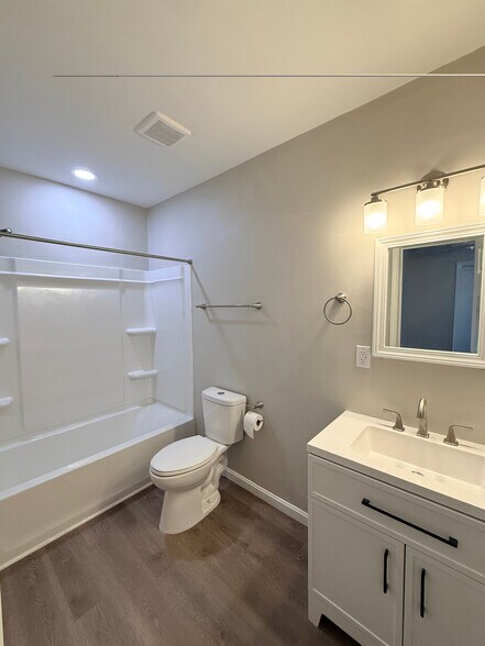 Building Photo - 737 Oak St