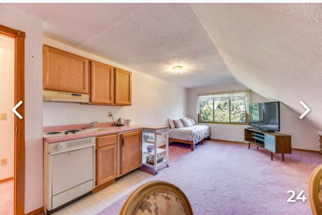 Building Photo - 770 E Country Club Drive East