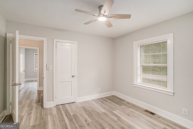 Building Photo - 1830 Meadow Ln