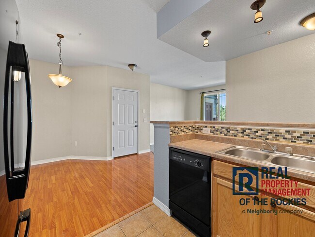 Building Photo - Bright 2 Bed 1 Bath Condo in a Great Location!