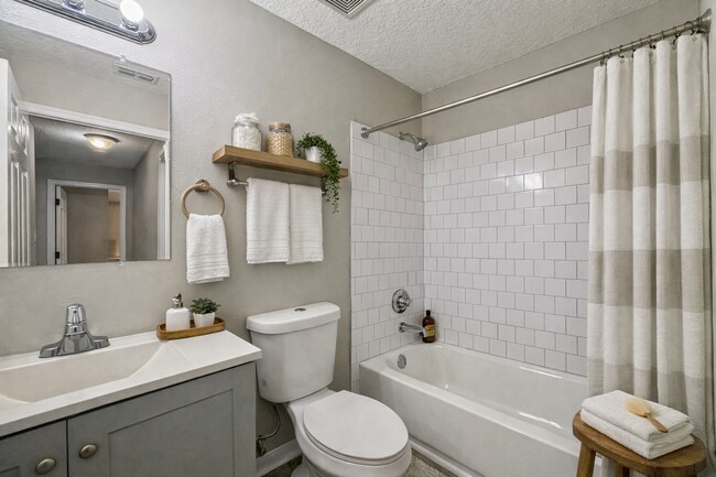 Building Photo - Move-In Ready 3 Bed Home with Garage & Fenced Yard in Tampa, FL