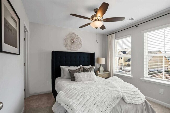 Building Photo - 10 American Ave