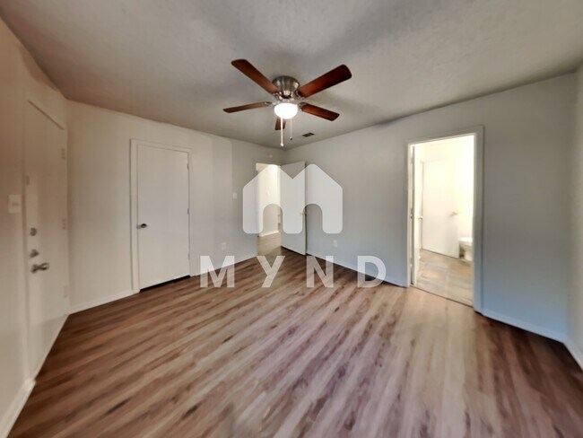 Building Photo - 1303 1/2 Berry Dr Apt A
