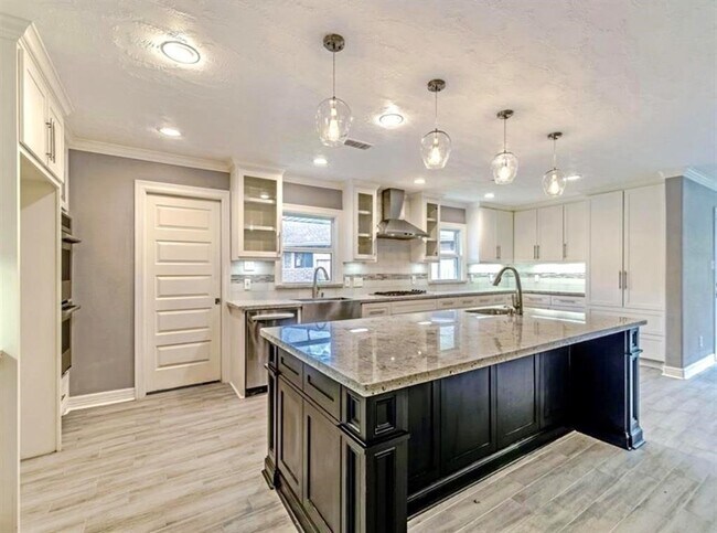 Building Photo - 3318 N Braeswood Blvd