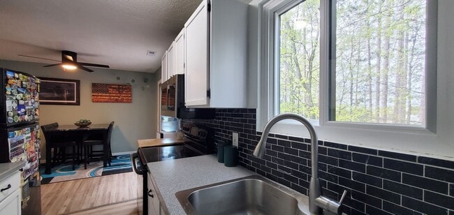 Building Photo - Maplewood Hills 2 Bedroom End Unit Townhome