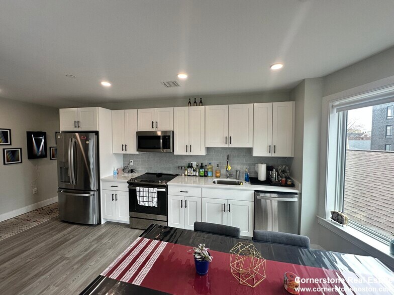 Building Photo - 210 Old Colony Ave