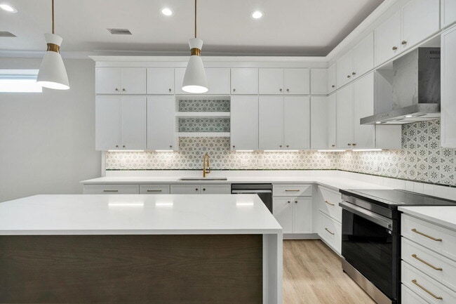 Building Photo - 265 Trunk St NE