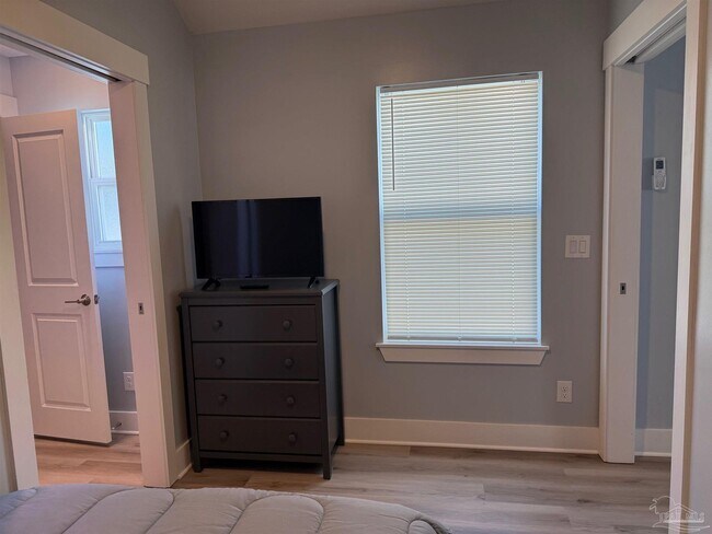 Building Photo - 2051 W Blount St