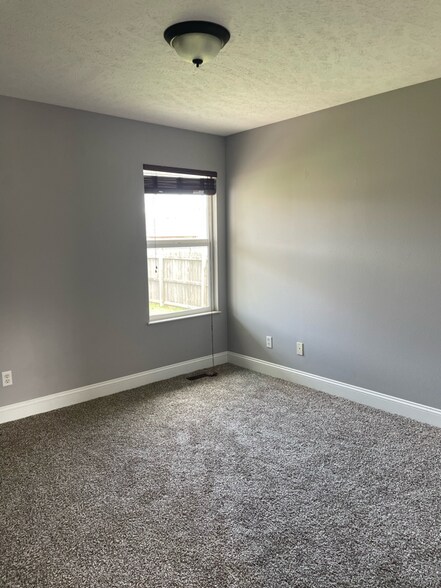 Building Photo - 485 E Whitethorn Dr