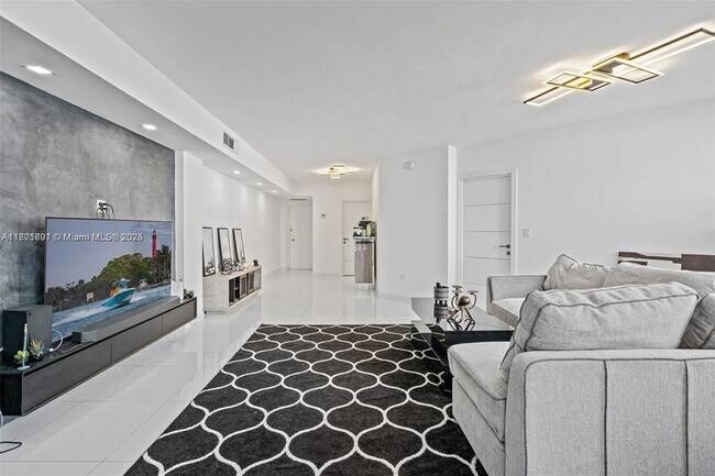 Building Photo - 999 Brickell Bay Dr