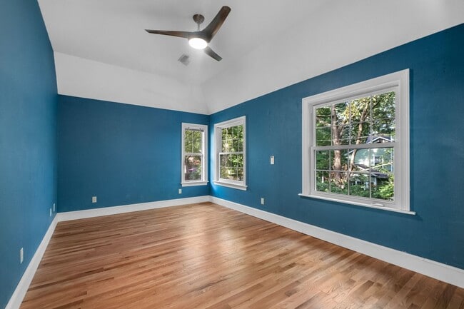 Building Photo - HISTORIC DOWNTOWN  3 bedroom 2.5 bath home