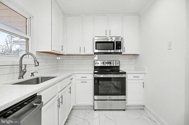 Building Photo - 312 E Gordon St