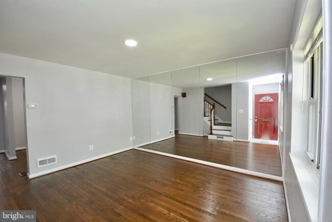 Building Photo - 115 33rd St NE